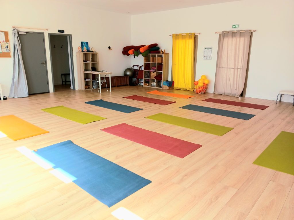 Salle de yoga avec tapis