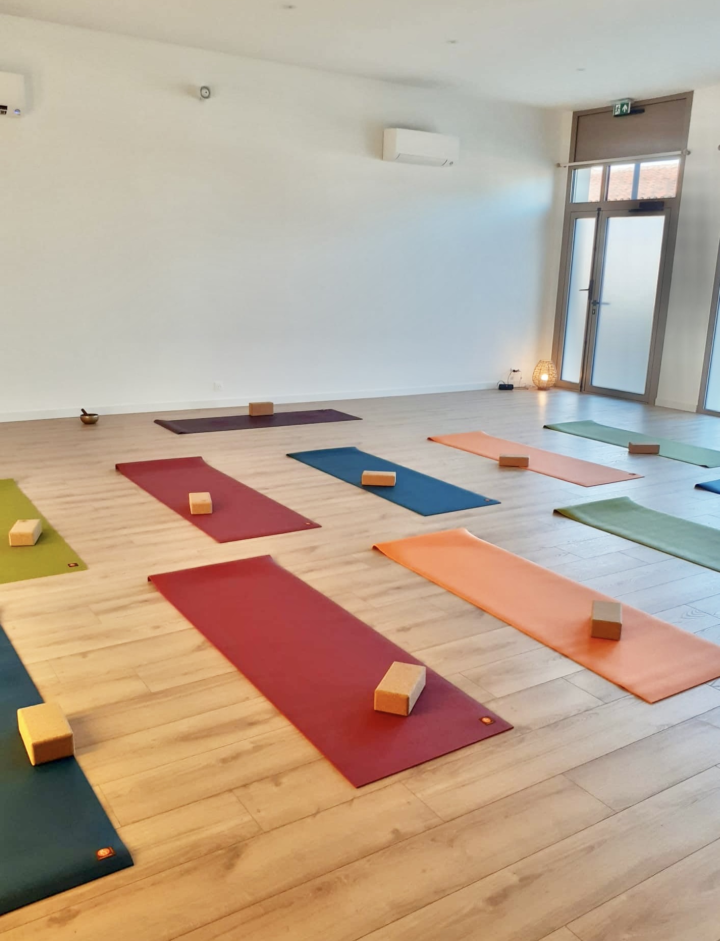 Salle de yoga avec tapis