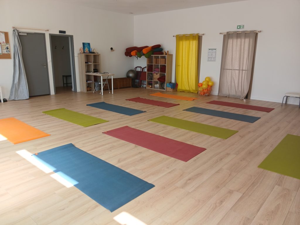 salle de yoga avec tapis au sol