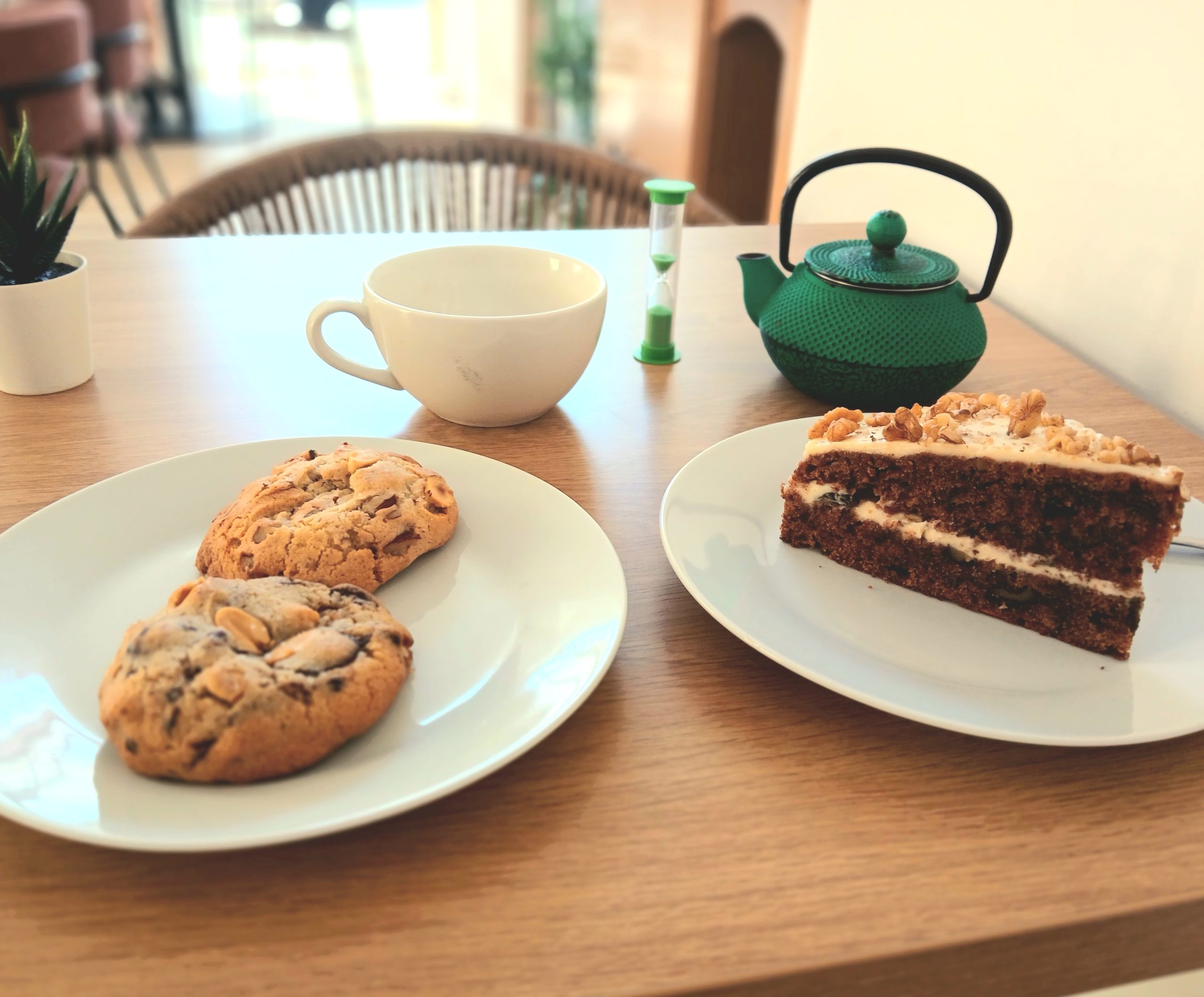 photo cookies, gâteau au chocolat et thé