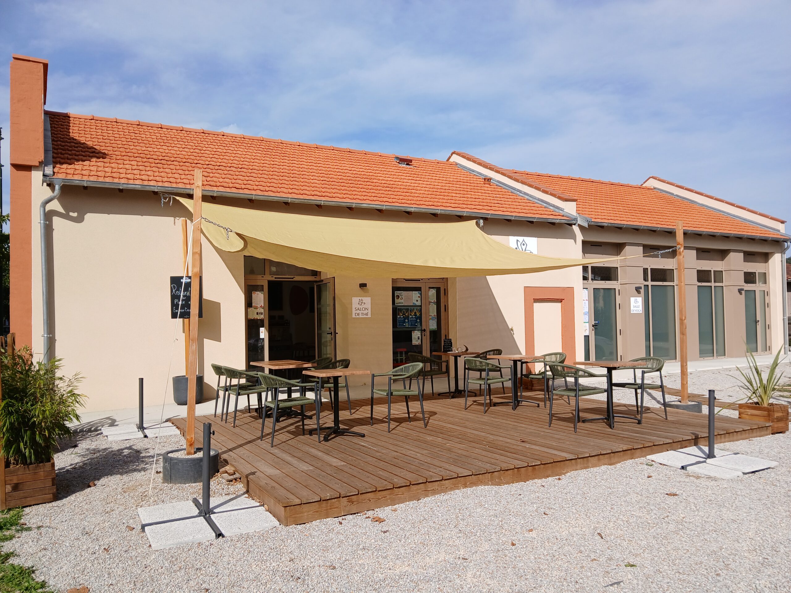 Façade du Centre Parinama, restaurant, salon de thé et salle de yoga