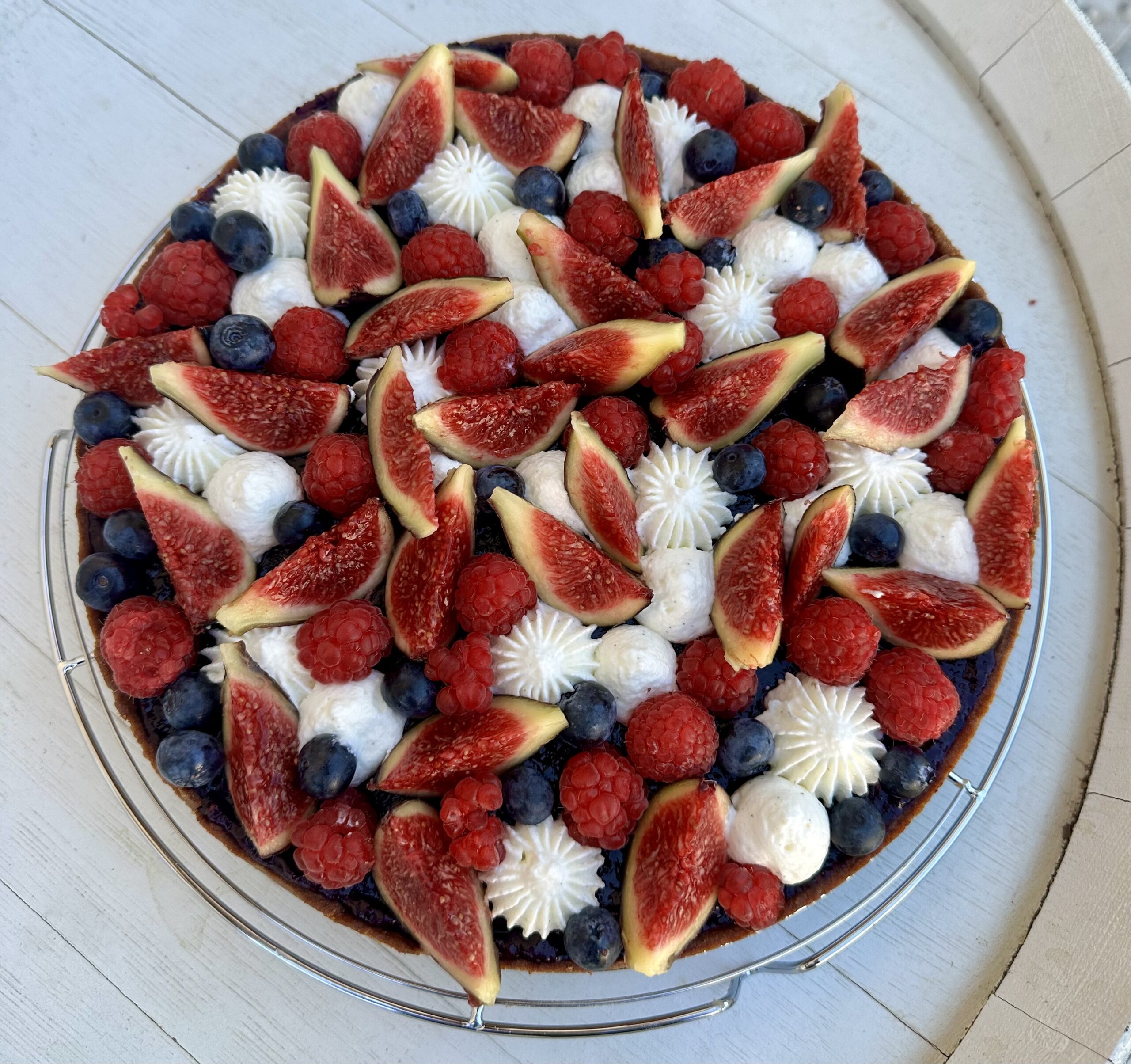 Tarte aux fruits rouges maison disponible au salon de thé